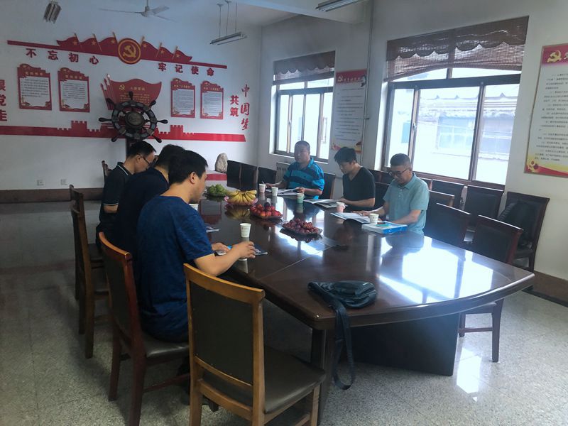 河南的孫總和丁總，濰坊張總來(lái)我廠考察400鏈軌全液壓動(dòng)力頭型鉆機(jī)
